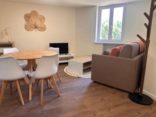 un salon avec une table et un canapé dans l'établissement AG- Le Charme de la Vieille Ville pour 4 personnes, à Villeneuve-Loubet