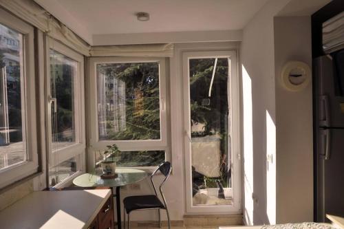 Chic City Retreat - Stylish Apartment in Bllok, Tirana