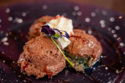 a plate with a dessert with a flower on it at Hotel & Restaurant Sparta in Oldenburg
