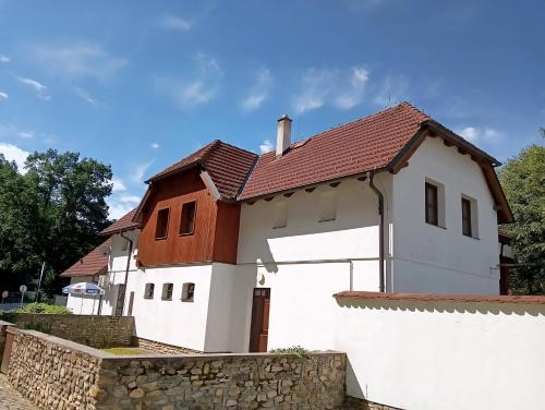 a white house with a red roof at Apartmán Rožmberský sen in Rožmberk nad Vltavou