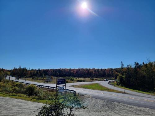 a highway with the sun in the sky at Pinnacle Lodge in Bromley Village
