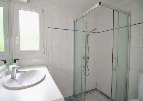 une salle de bain avec un lavabo et une douche en verre dans l'établissement Appartement coup de coeur - Terrasse à Biarritz, à Biarritz