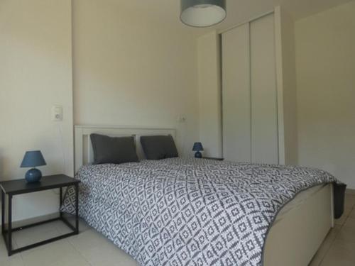 une chambre avec un lit et une table avec une lampe dans l'établissement Aqua-linda, à Poggio-Mezzana