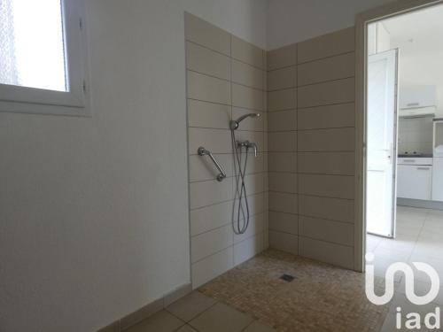 une cabine de douche dans une salle de bain avec une fenêtre dans l'établissement Aqua-linda, à Poggio-Mezzana