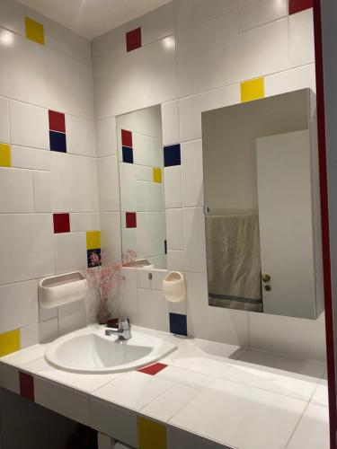 une salle de bain avec un lavabo et un miroir dans l'établissement Charming Apartment Paris Saint Germain Saint Michel, à Paris