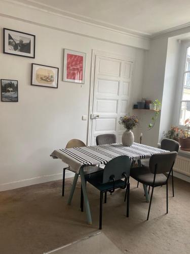 une table de salle à manger et des chaises dans une pièce dans l'établissement Charming Apartment Paris Saint Germain Saint Michel, à Paris