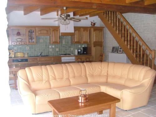 un salon avec un canapé et une table dans l'établissement gîte 6 personnes cognac piscine, à Houlette