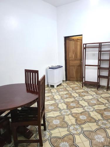 ワタムにあるDelicious House, Watamu, 2-bedroom with secure compound free parking and wifiのダイニングルーム(テーブル、椅子付)