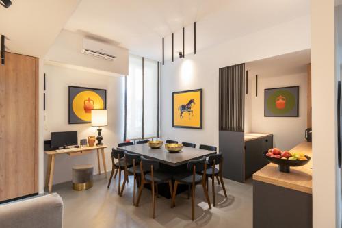 那不勒斯Le Mummarelle的厨房兼餐厅，配有桌椅