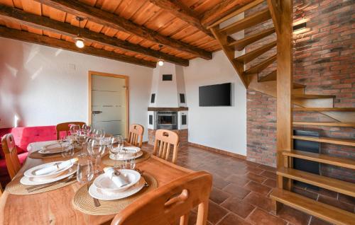 Μια τηλεόραση ή/και κέντρο ψυχαγωγίας στο 2 Bedroom Nice Home In Gornja Rijeka