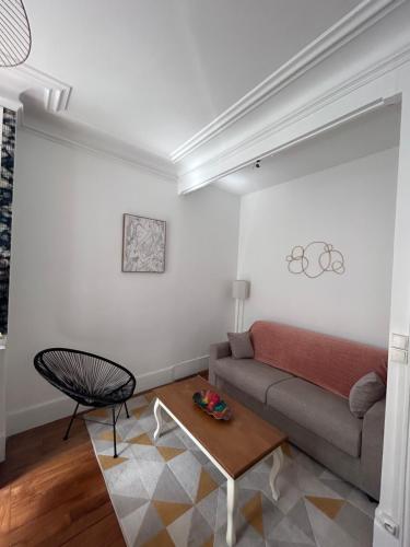 un salon avec un canapé et une table dans l'établissement Logement Paris Centre - Amazing Flat Saint Martin, à Paris