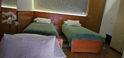 a room with two beds in a room at SOBE/ROOMS RIVA in Zadar