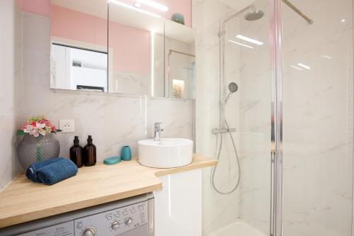 une salle de bain avec un lavabo et une douche dans l'établissement Cannes-vue mer Esterel-balcon-Plage, à Cannes