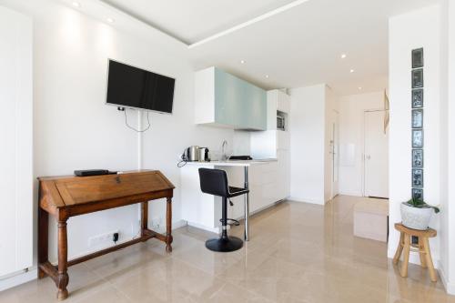 - une cuisine avec un bureau et une table dans une chambre dans l'établissement Cannes-vue mer Esterel-balcon-Plage, à Cannes