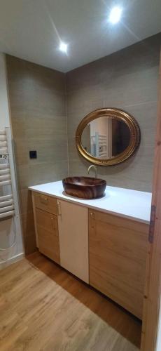 une salle de bain avec un lavabo et un miroir dans l'établissement Appartement 2 pièces à 150 m de la plage, à Marseille