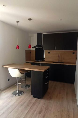 - une cuisine avec une table en bois et un comptoir dans l'établissement Appartement 2 pièces à 150 m de la plage, à Marseille