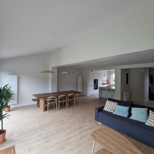 un salon avec un canapé bleu et une table dans l'établissement Villa WITSANDS, à Wissant