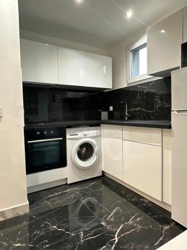 une cuisine avec un lave-linge et un lave-linge dans l'établissement Appartement à Ris Orangis, à Ris-Orangis