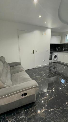 un salon avec un canapé dans une cuisine dans l'établissement Appartement à Ris Orangis, à Ris-Orangis