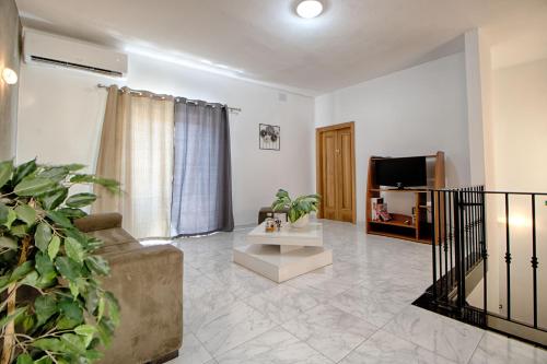 TV a/nebo společenská místnost v ubytování Spacious Corner Maisonette - Blessings