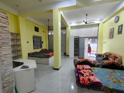 Zimmer mit 2 Betten und Sofas in der Unterkunft Nagpur Tuljai Villa Homestay in Khāpri