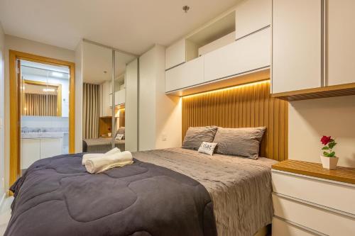a bedroom with a large bed in a room at Suíte Moderna com acesso ao Shopping in Brasilia