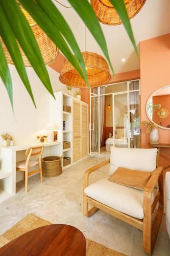 un salon avec une chaise et une table dans l'établissement Nice - Amazing flat to 10 min to sea - Garden, à Nice