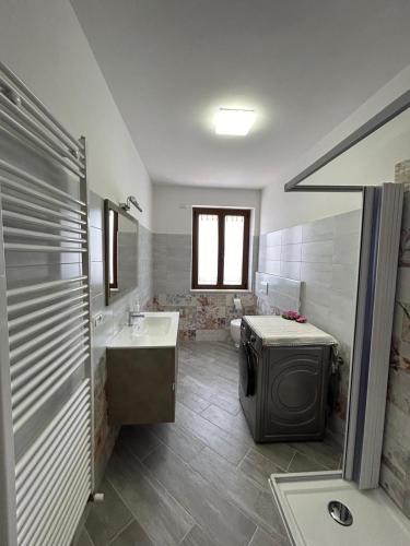 a bathroom with a tub and a sink and a toilet at Affittacamere "Fratello Sole e Sorella Luna" in Greccio