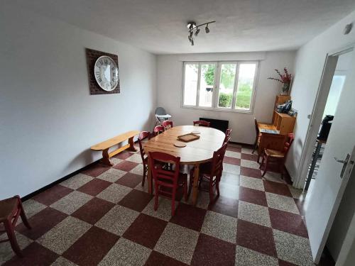 une salle à manger avec une table et des chaises dans l'établissement Gite de Paulette, à Pont-de-Briques