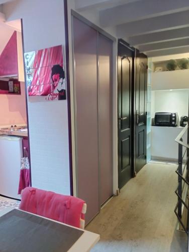 - un salon avec un canapé rose dans l'établissement Doubs séjour Studio4, à Verdun-sur-le-Doubs