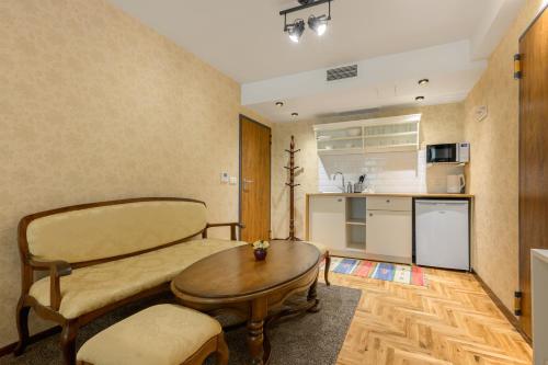 a living room with a table and a kitchen at Montebelo Villas in Veliko Tŭrnovo