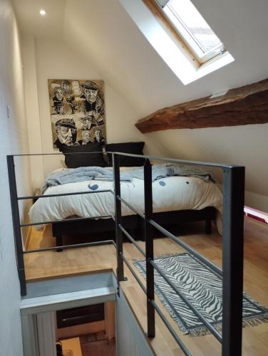- une chambre mansardée avec des lits superposés dans l'établissement Doubs séjour Studio4, à Verdun-sur-le-Doubs