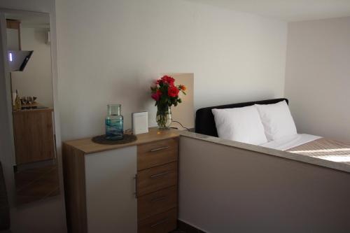 Studio Apartman Dijanaにあるベッド