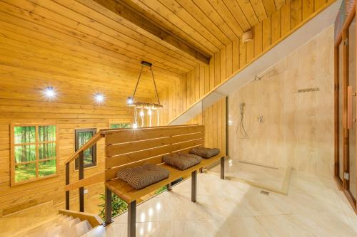 a room with a bench in a wooden house at Montebelo Villas in Veliko Tŭrnovo