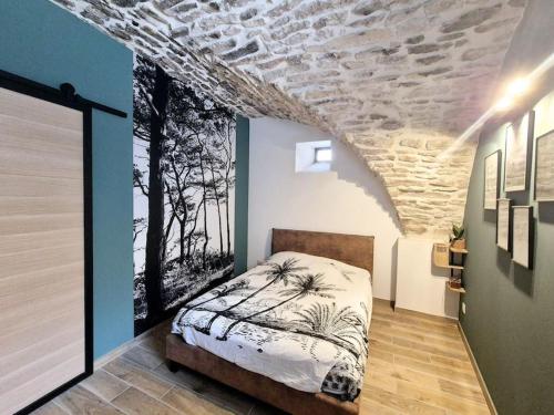 une chambre avec un lit avec un tableau sur le mur dans l'établissement Maison avec jardin, à Vestric-et-Candiac