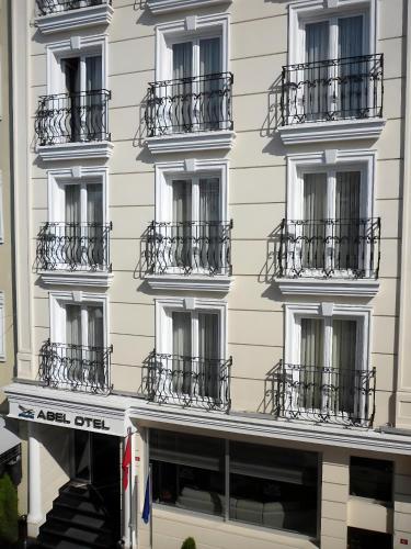 un bâtiment avec des balcons sur le côté dans l'établissement Abel Hotel, à Istanbul