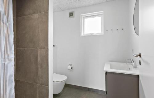 Ένα μπάνιο στο Cozy Home In Løkken With Wifi