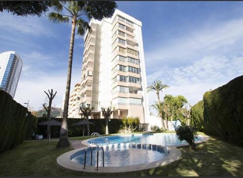 un edificio con piscina en frente de un edificio en CalpeBEACH, en Calpe