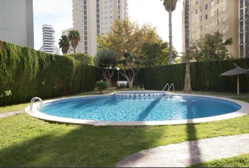 una piscina en medio de un patio en CalpeBEACH, en Calpe
