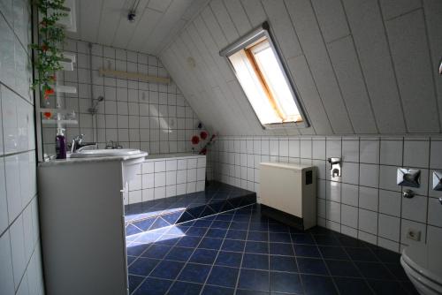 Un baño con lavabo, inodoro y ventana. en Gästehaus Kesselshain, en Borna