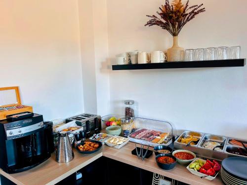 una cocina con una barra con muchos alimentos diferentes en Nort Inn - Luncile Prigoanei, Sureanu, Oasa, Transalpina, en Tău Bistra