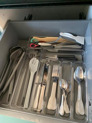 un tiroir rempli d'ustensiles et de cuillères dans l'établissement Beau T2 Hyper Centre Dunkerque Parking Gratuit, à Dunkerque