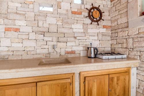 kuchnia ze zlewem i ceglaną ścianą w obiekcie Apartment MiMa w Medulinie