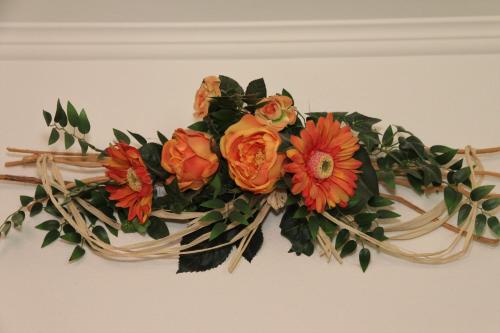 a bouquet of flowers on a wall at Bocksleitnerhof in Wackersberg