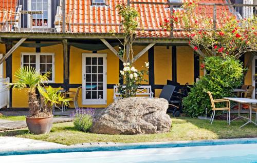 Un jardín fuera de Gorgeous Apartment In Svaneke With Wifi