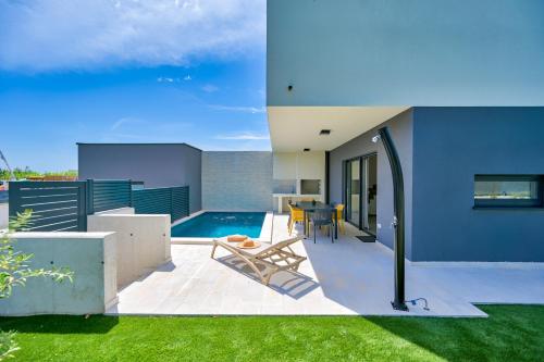Πισίνα στο ή κοντά στο Villa Coastal Charm Ližnjan with Private Pool