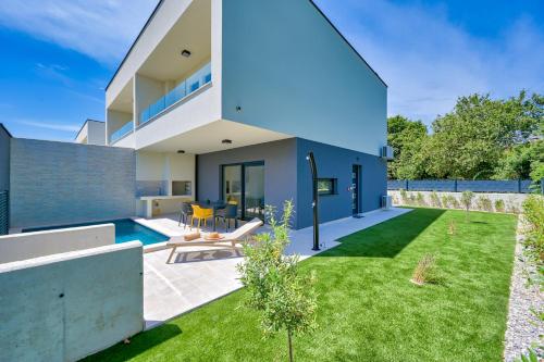 Κήπος έξω από το Villa Coastal Charm Ližnjan with Private Pool
