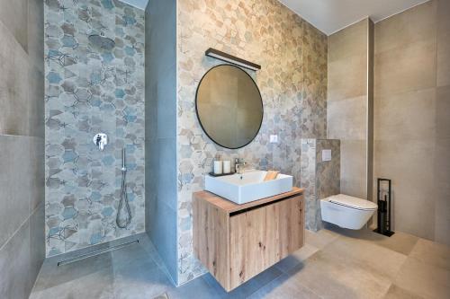 Ένα μπάνιο στο Villa Coastal Charm Ližnjan with Private Pool