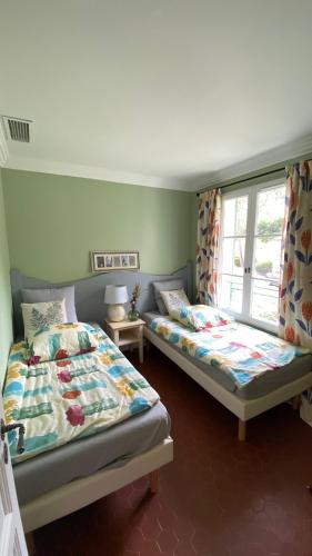 une chambre avec deux lits et une fenêtre dans l'établissement Kleine Auszeit (Petite Pause), à Grimaud