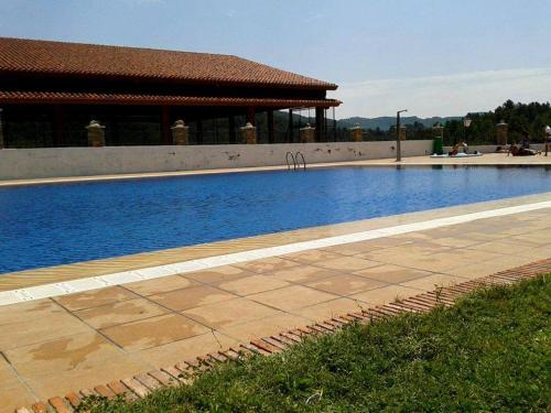 a swimming pool in front of a building at El Refugio de Casa Nieves in Villahermosa del Río